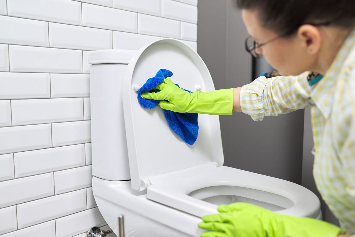 Découvrez ces 7 astuces simples pour rendre votre abattant de toilette comme neuf !
