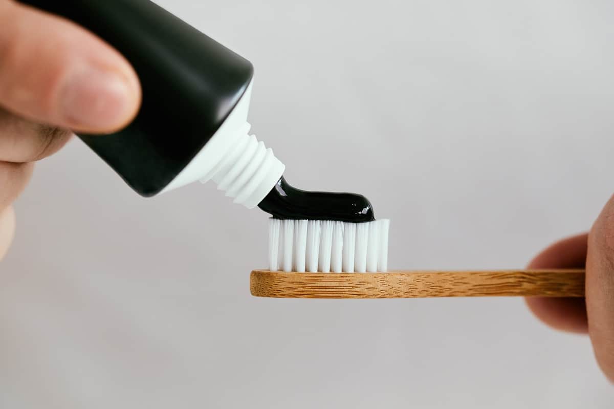 Avis de dentiste : Même s’il est très populaire, le dentifrice au charbon n’est pas très recommandé, voici pourquoi