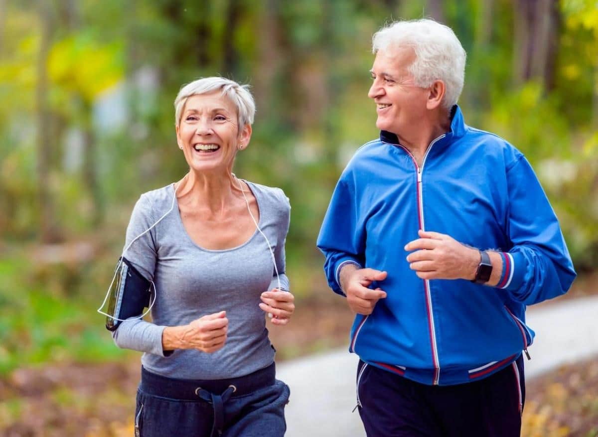Vivre plus longtemps grâce à du sport après 50 ans : Les conseils d’un médecin pour rester en forme