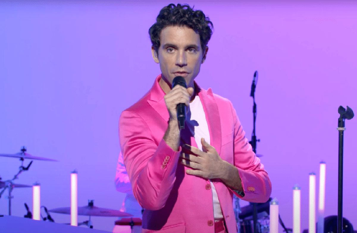 Mika : Malade, il annonce sur les réseaux sociaux que son concert à Brest a été reporté – les fans réagissent avec compréhension