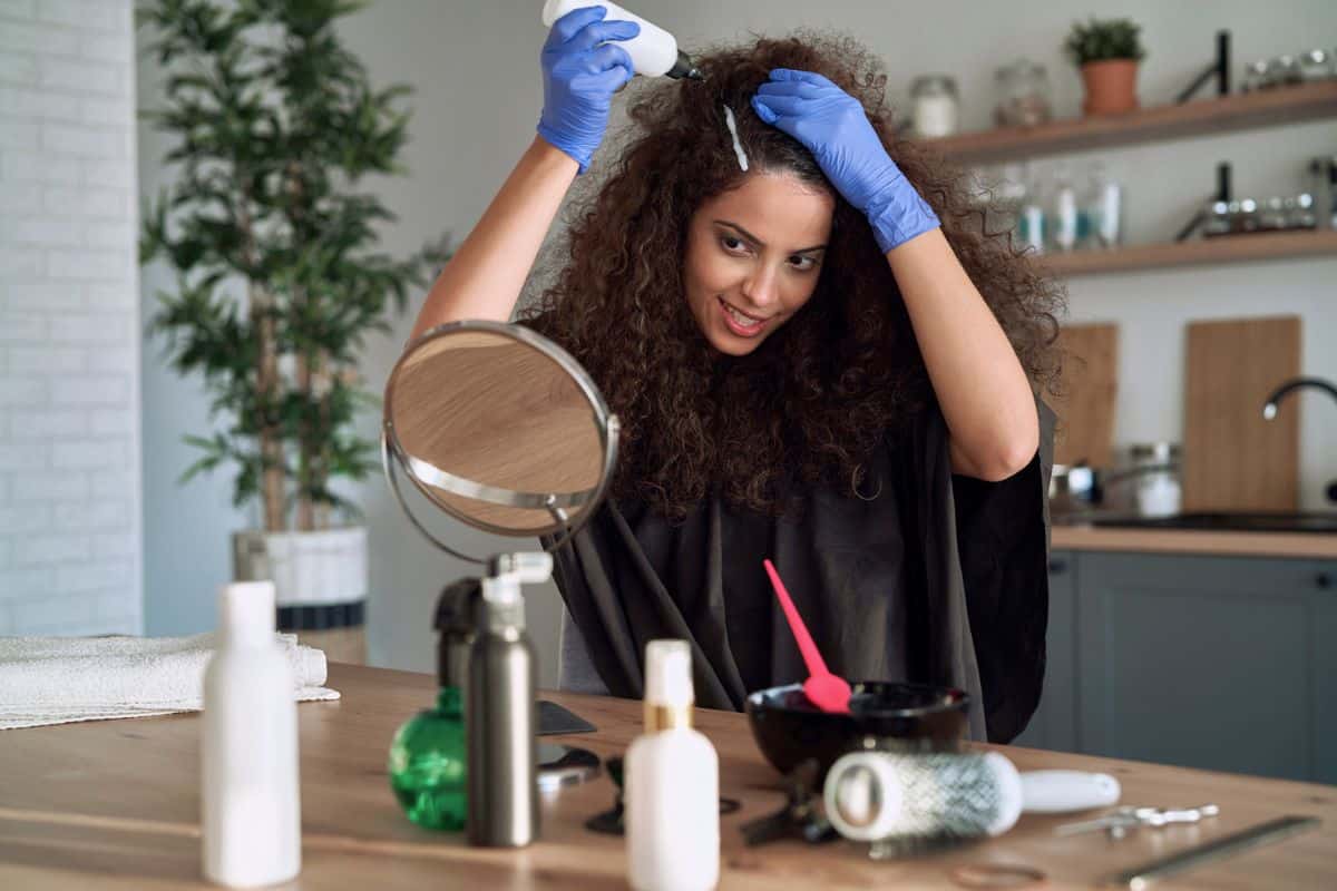 Trois colorations capillaires qui ajoutent des années à votre visage, selon un coiffeur